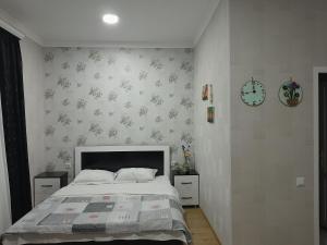 Postel nebo postele na pokoji v ubytování Akhaltsikhe hotel “Sunny House”