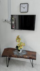 Μια τηλεόραση ή/και κέντρο ψυχαγωγίας στο MK Room Stay