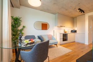Η κουζίνα ή μικρή κουζίνα στο Host Wise - Seaside Bright Flat w Balcony