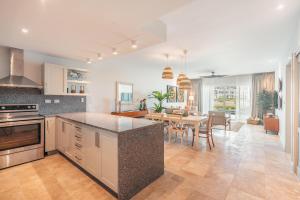 a kitchen and dining room with a table in it at Apt with picuzzi in Cap Cana at Punta Palmera BA5 in Punta Cana
