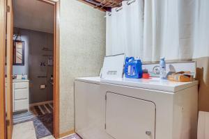 ウォータールーにあるWalk to Park Waterloo Home with Furnished Deckのキッチン(白いカウンター、シンク付) +16枚の写真