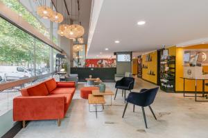 A seating area at B&B Hotel Firenze City Center