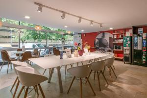 A kitchen or kitchenette at B&B Hotel Firenze City Center