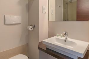 A bathroom at B&B Hotel Firenze City Center