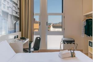 A television and/or entertainment centre at B&B Hotel Firenze City Center