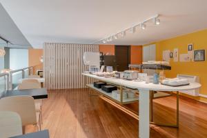 A kitchen or kitchenette at B&B Hotel Firenze City Center