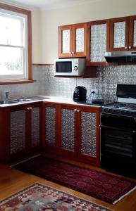 
A kitchen or kitchenette at C & A's Cottage
