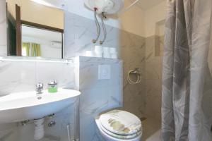 Kúpeľňa v ubytovaní Holiday Apartments Stomarica + 37 fotografií