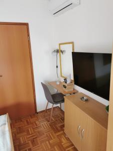 TV a/nebo společenská místnost v ubytování Apartments Lera