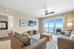 un salon avec vue sur l'océan dans l'établissement Windemere Unit 1006, à Pensacola