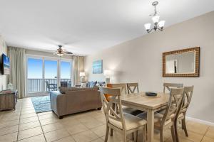- une salle à manger et un salon avec une table et un canapé dans l'établissement Windemere Unit 1006, à Pensacola