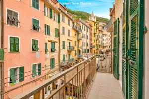 a street in the city of lyon with colorful buildings at Luci Danzanti, Terre Marine in Riomaggiore
