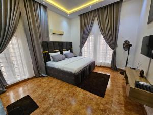 Giường trong phòng chung tại Atlantic Experiences, Garki, Abuja
