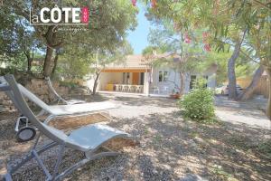 マルティーグにあるVilla Tamarisの家の庭に座る椅子