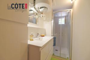 マルティーグにあるVilla Tamarisの洗面台とシャワー付きの白いバスルーム +14枚の写真