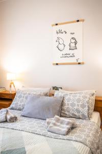 Artistic Getaway Home - Super Central客房内的一张或多张床位