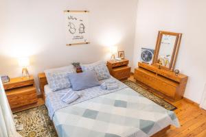 イラクリオン・タウンにあるArtistic Getaway Home - Super Centralのベッドルーム1室(ベッド1台、ドレッサー2台、鏡付)