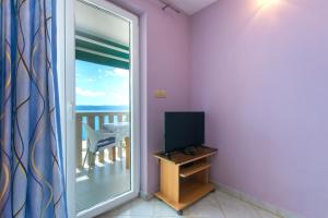Televízia a/alebo spoločenská miestnosť v ubytovaní Holiday Apartments Stomarica
