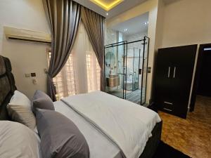 Giường trong phòng chung tại Atlantic Experiences, Garki, Abuja