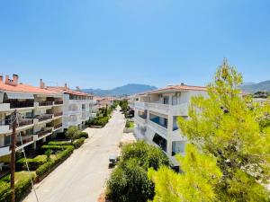 une rue vide dans une ville avec des bâtiments dans l'établissement Akrata v apartment, à Akrata