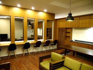 Televisyen dan/atau pusat hiburan di YAMA HOTEL & ROOFTOP BAR