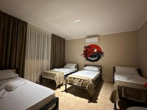 Ένα ή περισσότερα κρεβάτια σε δωμάτιο στο Birds Hostel