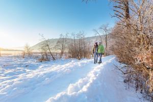 Due persone che camminano lungo un sentiero coperto di neve di Gerlitzen, Kanzelhöhe, Über den Wolken, Haus Enzian a Deutschberg