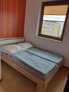 Łóżko lub łóżka w pokoju w obiekcie Apartament Konrad w centrum 600 m od morza