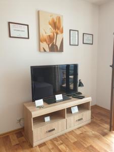 Telewizja i/lub zestaw kina domowego w obiekcie Apartament Konrad w centrum 600 m od morza