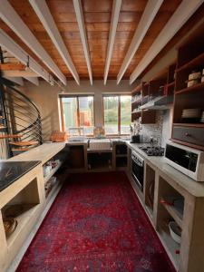 Kuchyň nebo kuchyňský kout v ubytování Segulah Guesthouse + 116 fotografií