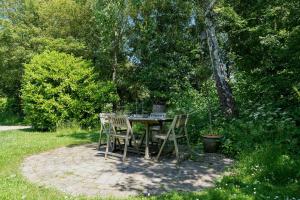 een tafel met stoelen en een laptop erop bij Poldersbos 7 - Ouddorp NOT INTENDED FOR COMPANY OR WORK-RELATED STAYS in Ouddorp