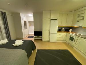 a kitchen with white cabinets and a bed in a room at Vinkkeli, Kalustettu 1H+Sauna, Kauhajoki, Päntäne in Päntäne +2 photos