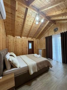 Postel nebo postele na pokoji v ubytování Guest House Argjiro Castle