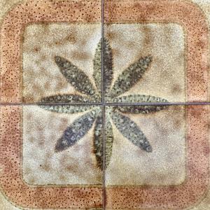 ガラティーナにあるCasArteの葉っぱの模様が描かれたタイルの床