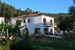 a large white house with a balcony at Quinta da Aldeia Nova in Arganil