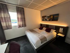 Postel nebo postele na pokoji v ubytování BRIT HOTEL LE VESOUL