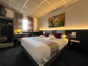 Postel nebo postele na pokoji v ubytování BRIT HOTEL LE VESOUL