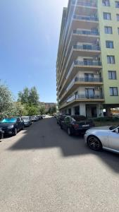 een parkeerplaats met auto's geparkeerd voor een gebouw bij M by the lake Mamaia Summerland in Mamaia +7 foto's