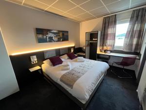 Postel nebo postele na pokoji v ubytování BRIT HOTEL LE VESOUL