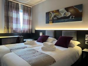Postel nebo postele na pokoji v ubytování BRIT HOTEL LE VESOUL