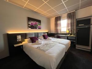 Postel nebo postele na pokoji v ubytování BRIT HOTEL LE VESOUL