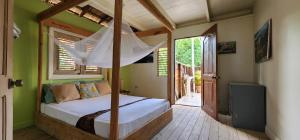 Rúm í herbergi á Tropic ecolodge