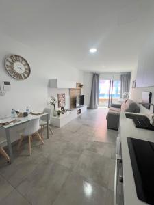 サン・クリストバル・デ・ラ・ラグーナにある4 La Laguna, céntrico y acogedorのソファとテーブルのあるリビングルーム