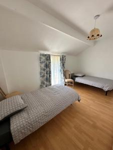Un dormitorio con dos camas y una ventana. en La Maison Colette, en Les Eyzies-de-Tayac 11 fotos más