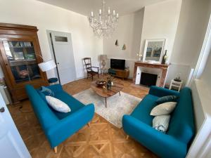 Posezení v ubytování Maison de charme au cœur du vignoble médocain avec un Spa