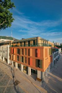 Un edificio de oficinas con unidades naranjas y blancas en una calle en Tbilisi center, Nino's Art Apartment, en Tiflis