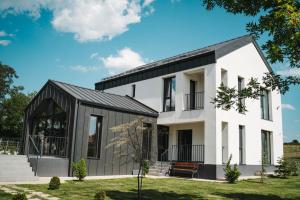 Το κτήριο όπου στεγάζεται  the country house