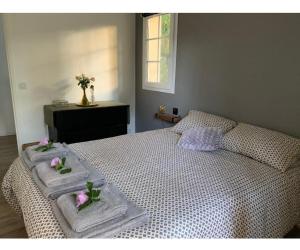 a bedroom with a bed with towels and a window at Maison avec piscine sur le golf - plage à 600m in Moliets-et-Maa +12 photos
