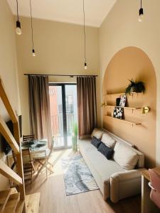 Posezení v ubytování LOFTY NAD WARTĄ Apartament FREE PARKING