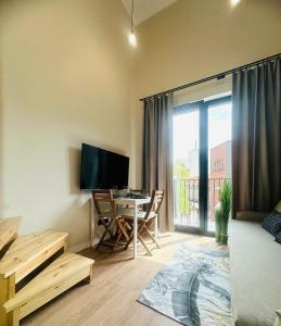 TV a/nebo společenská místnost v ubytování LOFTY NAD WARTĄ Apartament FREE PARKING